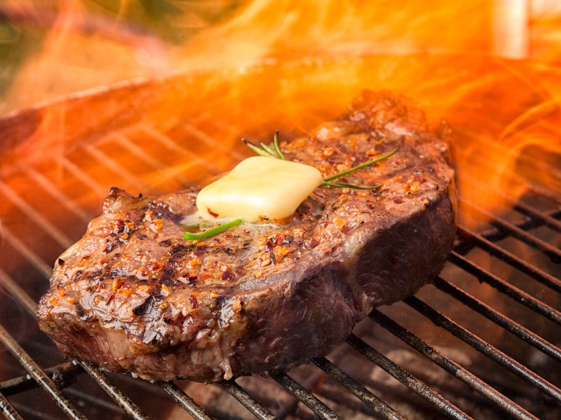 Gegrilltes Bourbon-Balsamico-Steak mit Rosmarin-Knoblauch-Butter